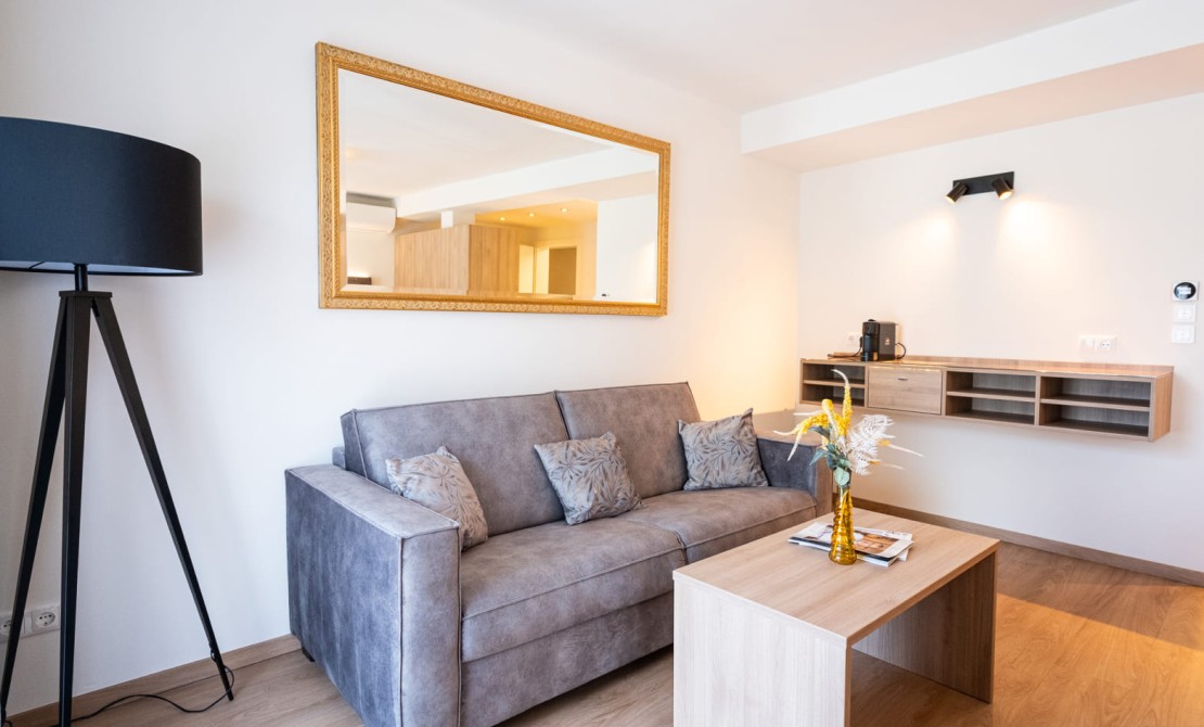 Sitzecke mit Sofa und Designleuchte in der Suite Exklusiv